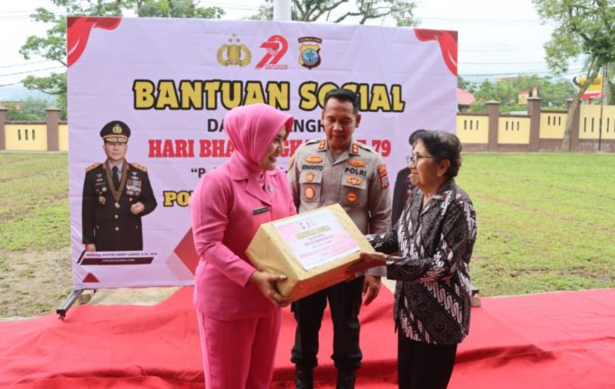 Kepedulian dalam Pengabdian: Polres Kotamobagu dan Bhayangkari Cabang Salurkan Bantuan Sosial di Momen Hari Bhayangkara ke-79