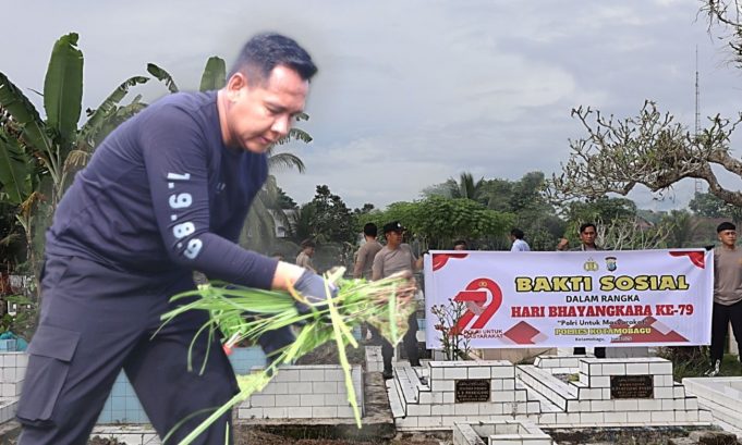 Polres Kotamobagu Gelar Bakti Sosial di TPU Mogolaing: Wujud Nyata Polri untuk Masyarakat