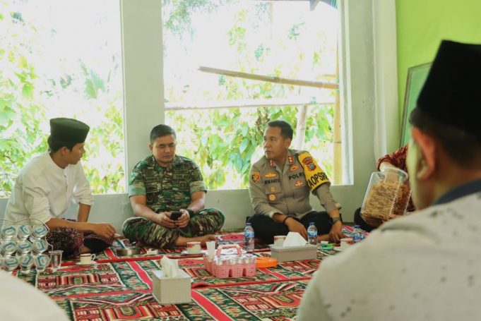 Kapolres Kotamobagu Bersama Dandim 1303/BM Silaturahmi Dengan Masyarakat dan Pengasuh Ponpes Darurahmah Pontodon