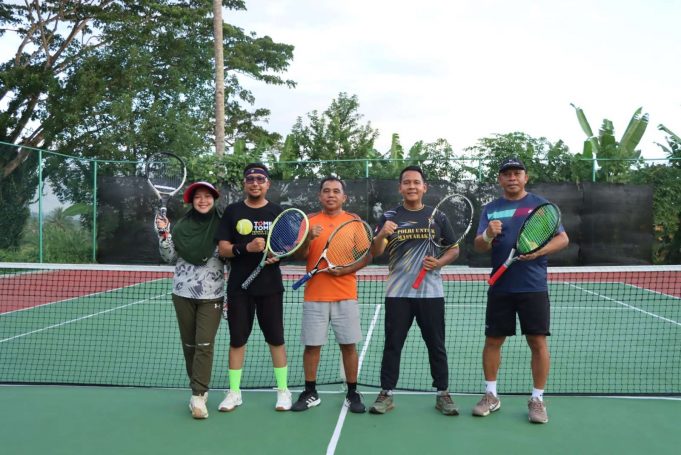 Membangun Kedekatan Emosional Lewat Olahraga, Kapolres Kotamobagu Gelar Pertandingan Tenis Persahabatan Bersama Masyarakat
