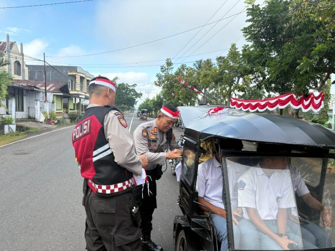 Semarakkan HUT Kemerdekaan RI ke-80, Polres Kotamobagu Bagikan Bendera Merah Putih Kepada Masyarakat