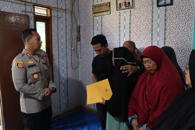 Beri Dukungan Moril Dan Rasa Belasungkawa, Kapolres Kotamobagu Sambangi Rumah Duka Orang Tua Personil