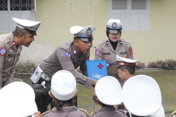 Polisi Sahabat Anak, Satlantas Polres Kotamobagu Edukasi Anak-Anak TK Bhayangkari Tertib Berlalu Lintas
