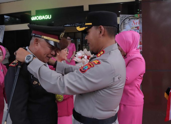 Berlangsung Khidmat, Tradisi Pedang Pora Lepas Personel Purna Bakti Polres Kotamobagu