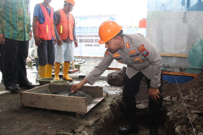 Kapolres Kotamobagu Laksanakan Peletakan Batu Pertama Program Revitalisasi TK Bhayangkari Kotamobagu Tahun 2025