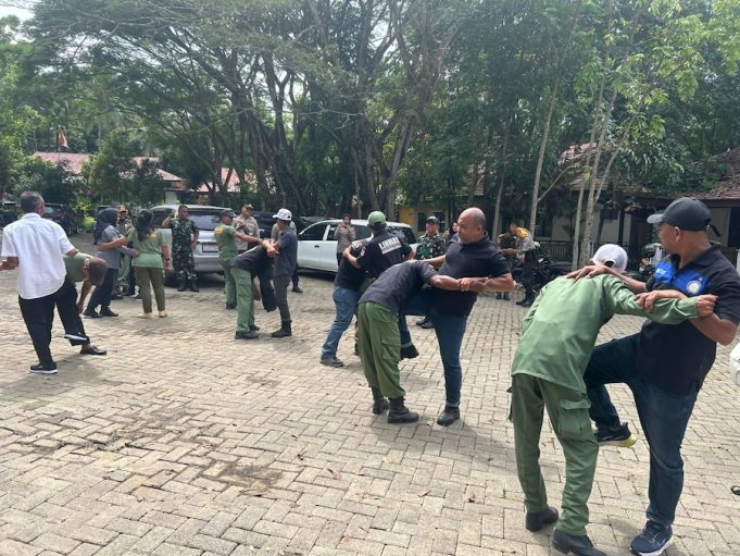 Tingkatkan Kemampuan Satkamling, Personil Linmas Dapat Pelatihan Dari Sat Bimas Polres Kotamobagu