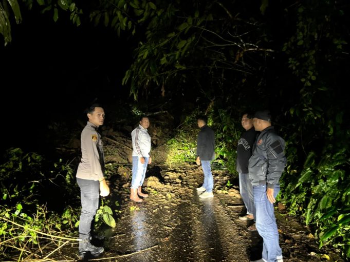 Akses Jalan Desa Manembo–Singsingon Tertutup Akibat Tanah Longsor, Polsek Passi Tinjau Lokasi