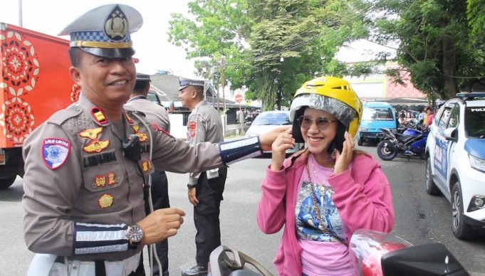Sentuhan Humanis Sat Lantas, Berikan Reward Helm SNI Kepada Pengendara, Cegah Pelanggaran Tekan Angka Kecelakaan