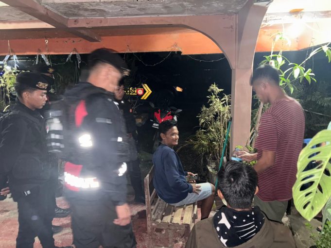 Patroli Pantera Bubarkan Warga yang Konsumsi Miras di Desa Kopandakan I