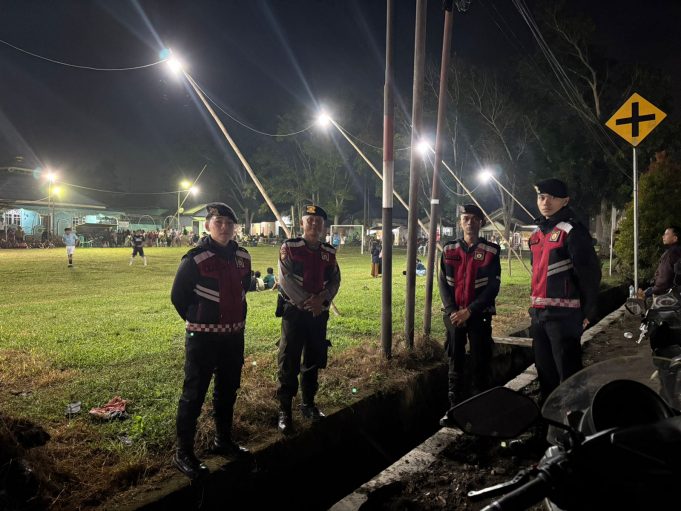 Patroli Pantera Polres Kotamobagu Sambangi Kegiatan Sepak Bola Antar RT di Desa Bungko