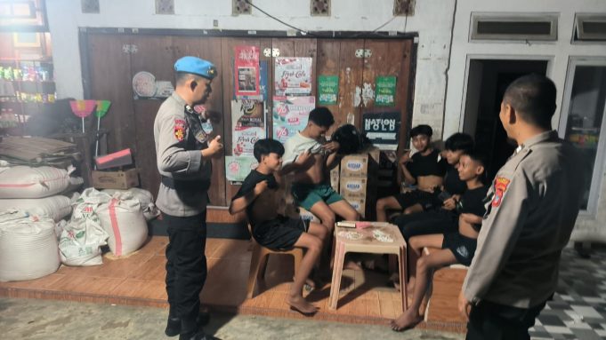 Polsek Lolayan Gelar KRYD Malam Hari, Sasar Peredaran dan Konsumsi Miras di Pemukiman Warga