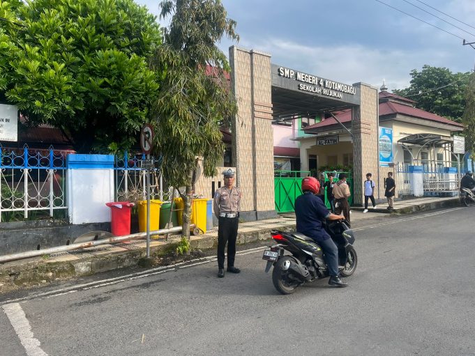 Personel Satlantas Polres Kotamobagu Laksanakan Strong Point Pagi di Depan SMPN 4 Kotamobagu