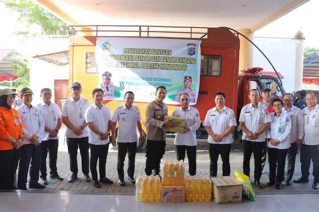 Cover serahkan bantuan Bupati Bolmonbg