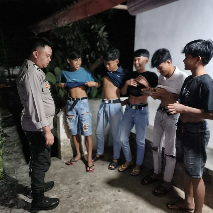 Patroli Malam Polsek Kotamobagu Utara Sisir Titik Rawan, Anak Muda Nongkrong Diberi Himbauan Kamtibmas