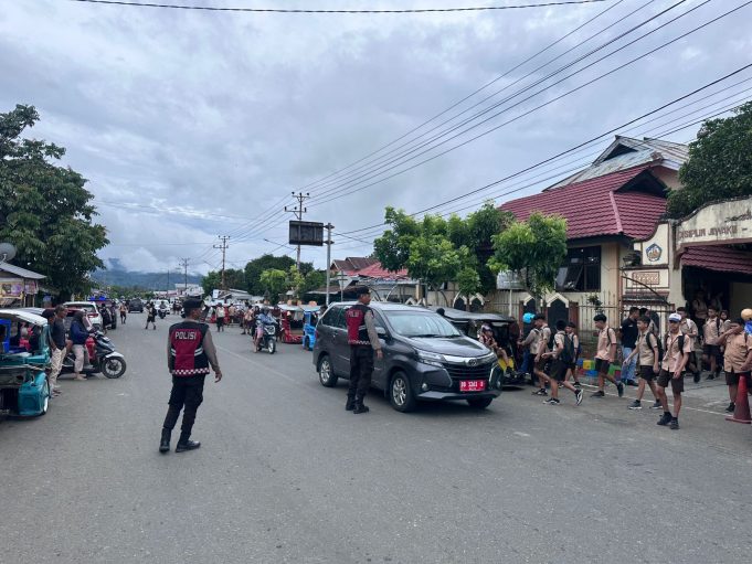 Tim Pantera All Out Sehari Penuh! Gatur Lalin di Tiga Titik Padat, Sopir Angkot hingga Pelajar Disambangi