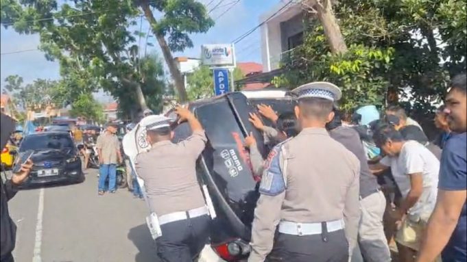 Bersama Masyarakat, Personil Polres Kotamobagu Bahu-membahu Evakuasi Mobil Laka Lantas di Mocil