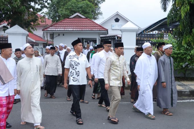 Pererat Silaturahmi di Hari Kemenangan, Kapolres Kotamobagu Bersama Forkopimda Laksanakan Salat Idulfitri 1447 H