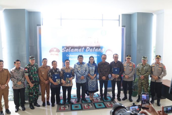 Kapolres Kotamobagu Bersama Forkopimda Dampingi Gubernur Sulut Serahkan Bantuan Mobil Bank Indonesia kepada Sinode GMIBM