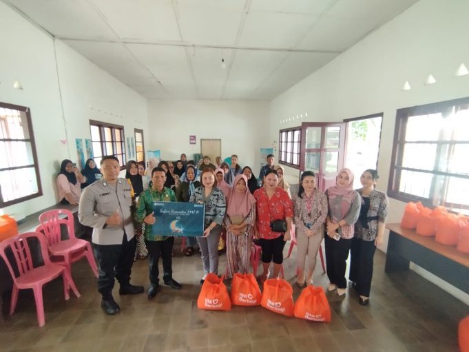 Sentuhan Kepedulian di Tengah Masyarakat, Bhabinkamtibmas dan Lurah Kotamobagu Salurkan Sembako Program BNI Berbagi
