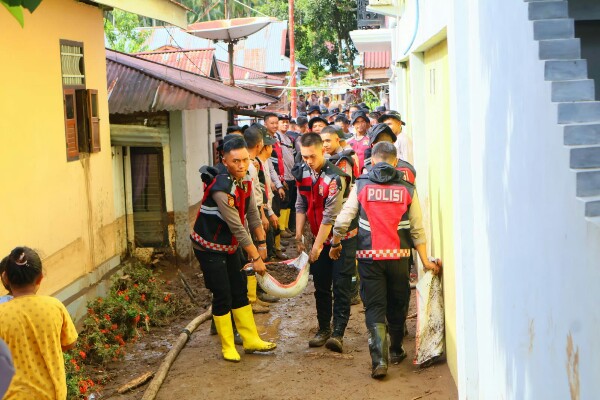 Polda Sulut Bergerak Cepat, Ratusan Personel Polri Bantu Pulihkan Kondisi Pasca Banjir Bandang di Bolaang