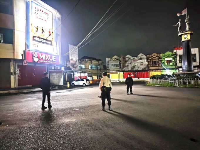 Jalanan Kota Sudah Sepi, Namun Masih Ada Entitas yang Menjaga Masyarakat Hingga Pagi