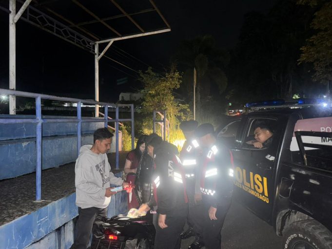 Cegah Gangguan Kamtibmas Malam Hari, Tim Patroli Presisi Sat Samapta Bubarkan Anak Muda Nongkrong di Jalur Dua Kotobangon