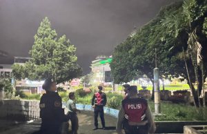 Hadirkan Rasa Aman di Fasilitas Publik, Tim Patroli Presisi Sat Samapta Sambangi Warga di Taman Kota