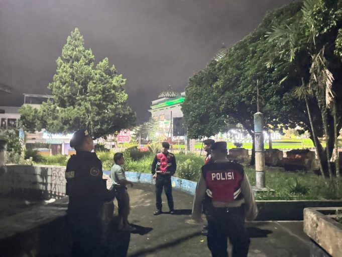 Hadirkan Rasa Aman di Fasilitas Publik, Tim Patroli Presisi Sat Samapta Sambangi Warga di Taman Kota
