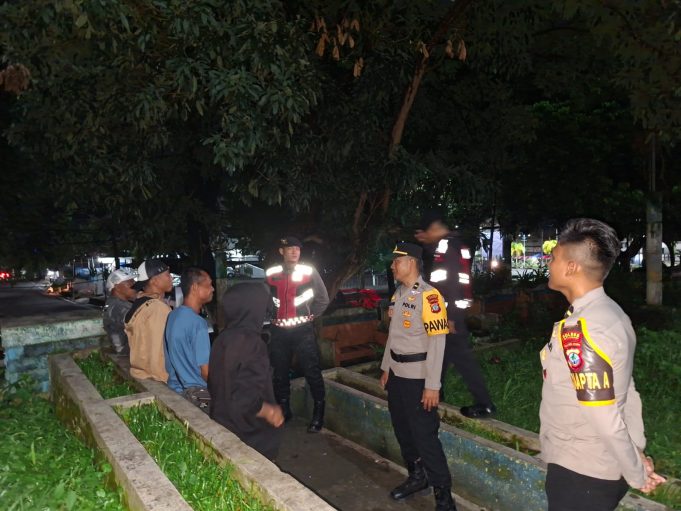 Ciptakan Ruang Publik yang Aman, Tim Pantera Polres Kotamobagu Gelar Patroli Dialogis di Taman Kota