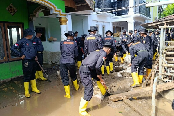 Brimob Polda Sulut Bantu Warga Bolmong Pulihkan Dampak Banjir Bandang dan Salurkan Air Bersih