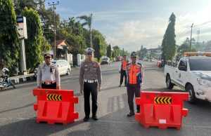 Personel Polres Kotamobagu Amankan Upacara Hari Pendidikan Nasional di Lapangan Boki Hontinimbang