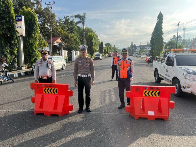 Personel Polres Kotamobagu Amankan Upacara Hari Pendidikan Nasional di Lapangan Boki Hontinimbang