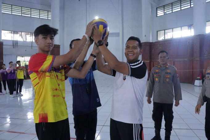 Sambut Hari Bhayangkara Ke-80, Kapolres Kotamobagu Resmi Buka Turnamen Bola Voli Antar Pelajar dan Satker