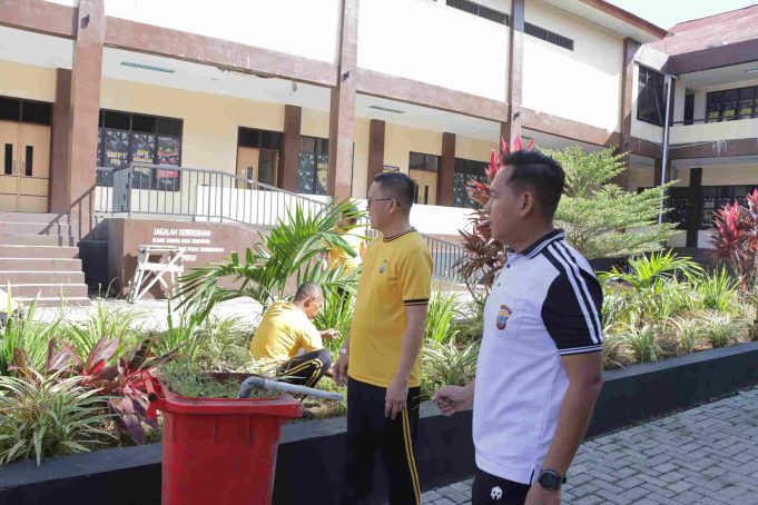Dukung Program Indonesia Asri, Kapolres Kotamobagu Pimpin Korve Bersih-Bersih Mako