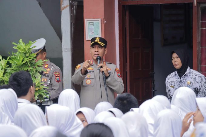 Kapolres Kotamobagu Lewat Program MOTABI (Sapa KK), Ingatkan Pelajar SMPN 4 tentang Dampak Buruk Gadget