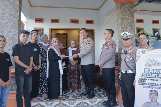 POLRES KOTAMOBAGU GELAR ANJANGSANA KEPADA PURNAWIRAWAN, WARAKAWURI DAN PERSONEL SAKIT MENAHUN, WUJUD KEPEDULIAN DAN PENGHORMATAN DALAM SEMANGAT HARI BHAYANGKARA KE-80
