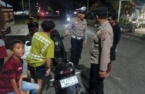 Personil Polsek Kotamobagu Laksanakan Patroli dan Berikan Imbauan Kamtibmas kepada Sekelompok Pemuda