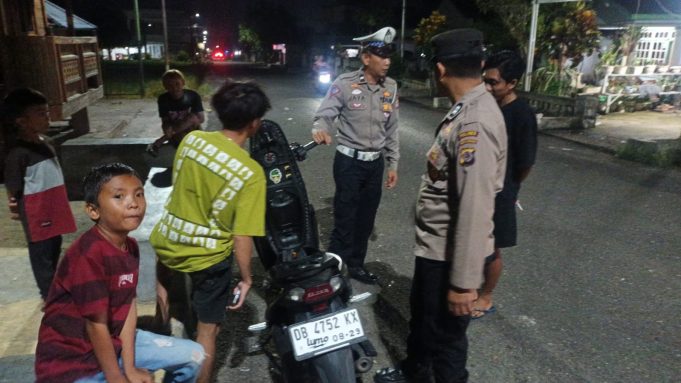 Personil Polsek Kotamobagu Laksanakan Patroli dan Berikan Imbauan Kamtibmas kepada Sekelompok Pemuda