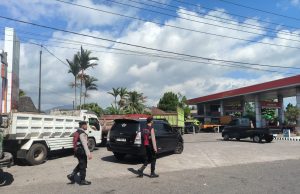 Urai Kemacetan, Tim Pantera Polres Kotamobagu Laksanakan Pengaturan Arus Lalu Lintas di Depan SPBU Mongkonai