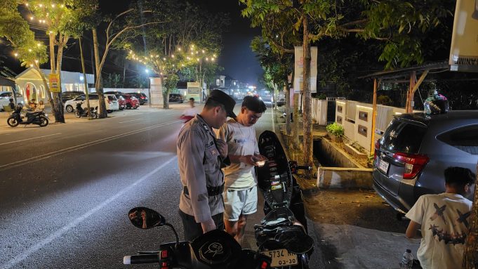 Patroli Tengah Malam, Polsek Kotamobagu Bubarkan Kerumunan Anak Muda dan Tertibkan Pedagang Demi Kamtibmas