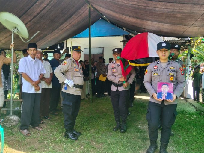 Penghormatan Terakhir untuk Bhayangkara Sepuh, Polres Kotamobagu Lepas Kepergian Purnawirawan SERMA Purn Pol Adam Taha Mokodongan dengan Upacara Kepolisian