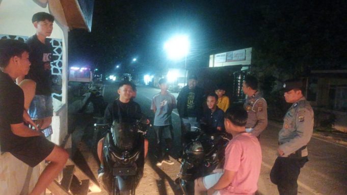 Jaga Malam Kotamobagu, Polsek Kotamobagu Sambangi Poskamling hingga Bubarkan Kerumunan Pemuda