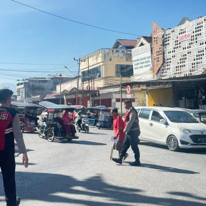 Polisi Penolong! Tim Pantera Presisi Polres Kotamobagu Tuntun Lansia Seberangi Jalan