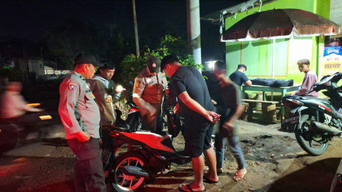 Sambangi Warung Malam di Empat Desa, KRYD Polsek Lolayan Antisipasi Peredaran Miras dan Sajam