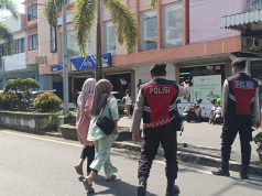 Polisi Penolong! Tim Pantera Presisi Polres Kotamobagu Sigap Bantu Seberangkan Ibu-Ibu di Kawasan Pertokoan