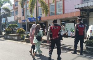 Polisi Penolong! Tim Pantera Presisi Polres Kotamobagu Sigap Bantu Seberangkan Ibu-Ibu di Kawasan Pertokoan