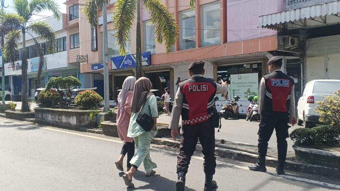 Polisi Penolong! Tim Pantera Presisi Polres Kotamobagu Sigap Bantu Seberangkan Ibu-Ibu di Kawasan Pertokoan