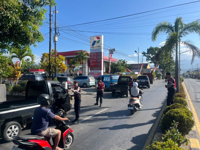 Pantau Antrean BBM, Tim Pantera Polres Kotamobagu Pastikan Arus Lalu Lintas Tetap Lancar