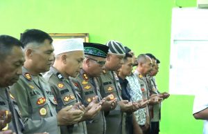 Menunduk dalam Sujud, Melangitkan Harapan: Lewat Binrohtal, Kapolres Kotamobagu Pimpin Doa dan Shalat Gaib Bagi Korban Musibah Drag Race