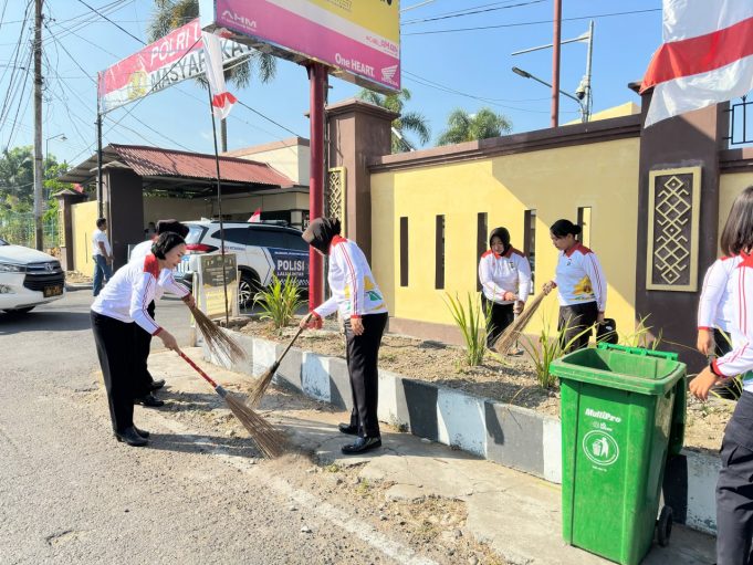Semarakkan HUT Polwan ke-78, Personel Polwan Polres Kotamobagu Gelar Aksi Bersih Lingkungan Mako